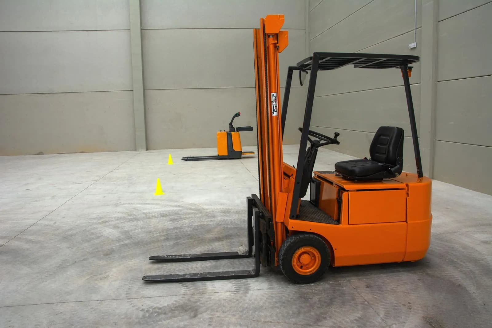 Xe nâng điện đối trọng (ảnh minh họa)